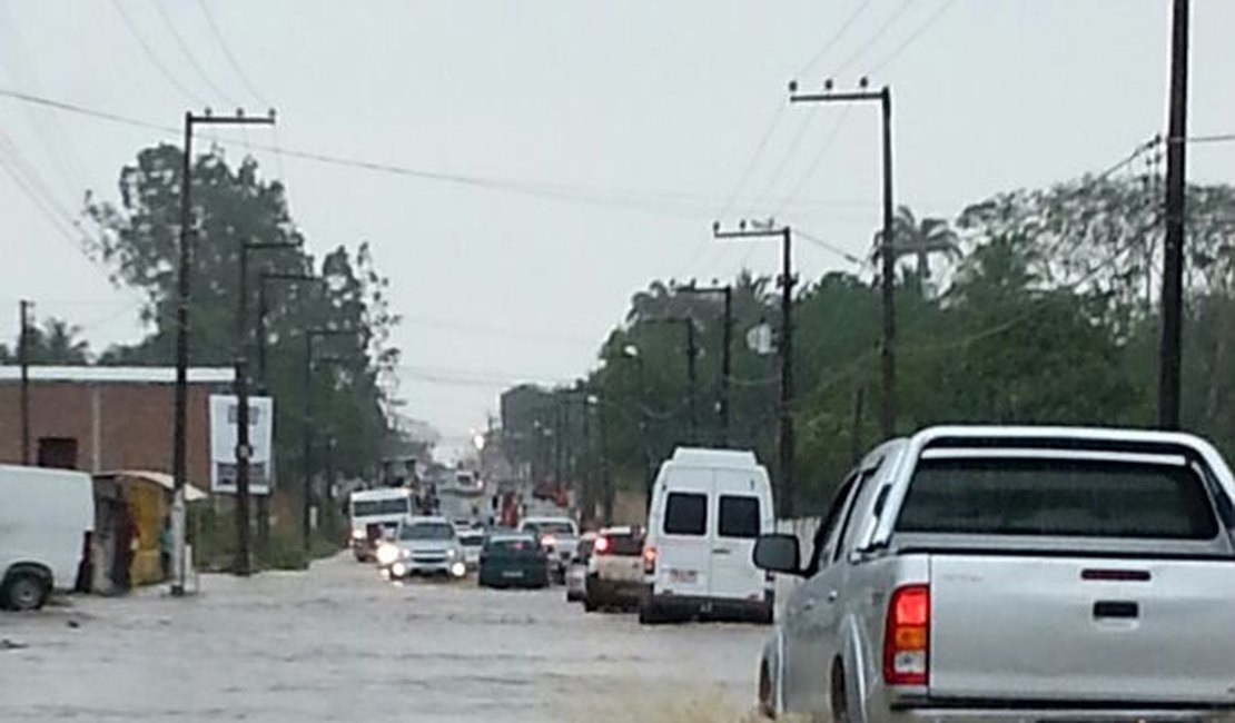 Chuva forte provoca alagamentos em várias ruas de Arapiraca