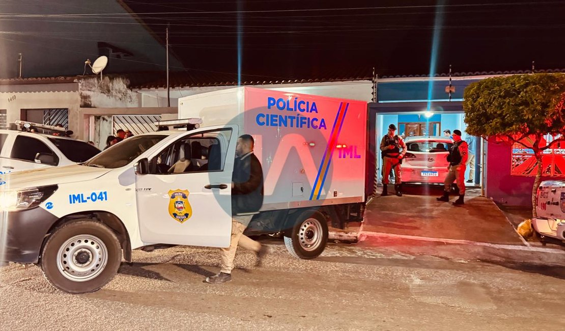 Mulher morre após ser prensada por carro contra parede de residência em Arapiraca