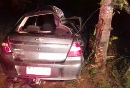 Veículo colide contra árvore e deixa mortos e feridos em Pilar