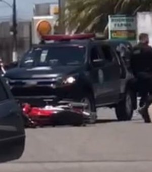 Arapiraca: Homem empina motocicleta na frente de viatura da polícia e é autuado