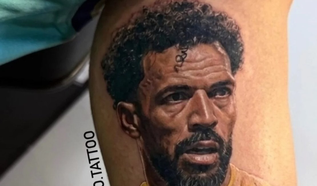 Brasileiro faz tatuagem do goleiro Vozinha, de Cabo Verde