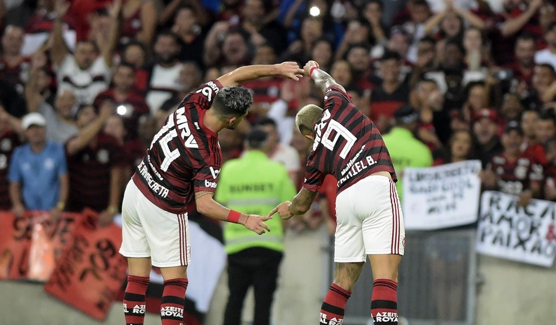 Flamengo vence Inter e abre na liderança do Brasileiro