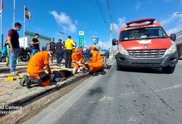 Jovem fica ferido após acidente entre carro e moto no Jacintinho