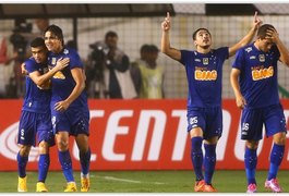 Cruzeiro marca no fim, elimina o Santos e mantém sonho da tríplice coroa