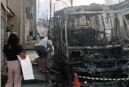 Micro-ônibus pega fogo e fica completamente destruído em Rio Largo