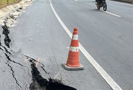 Com rachaduras após fortes chuvas, trecho da BR-101 volta a ser interditado