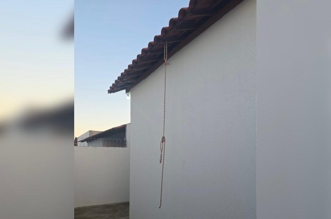 Mulher é encontrada morta em sua cama após ser enforcada supostamente pelo marido, no bairro Massaranduba