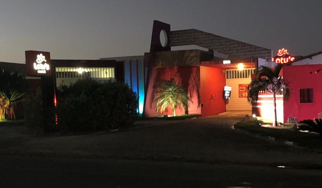 Carro é arrombado ao lado de motel em Arapiraca e criminoso furta diversos pertences pessoais