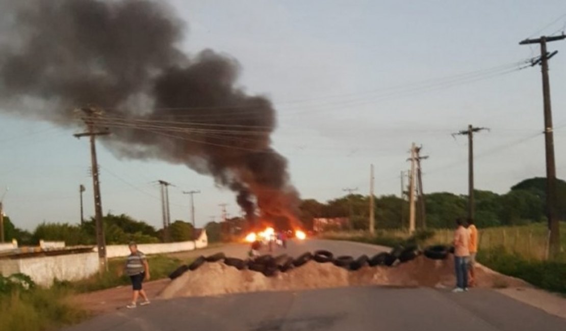 Vídeo. Populares bloqueiam rodovia contra transferência de Capitão da PM