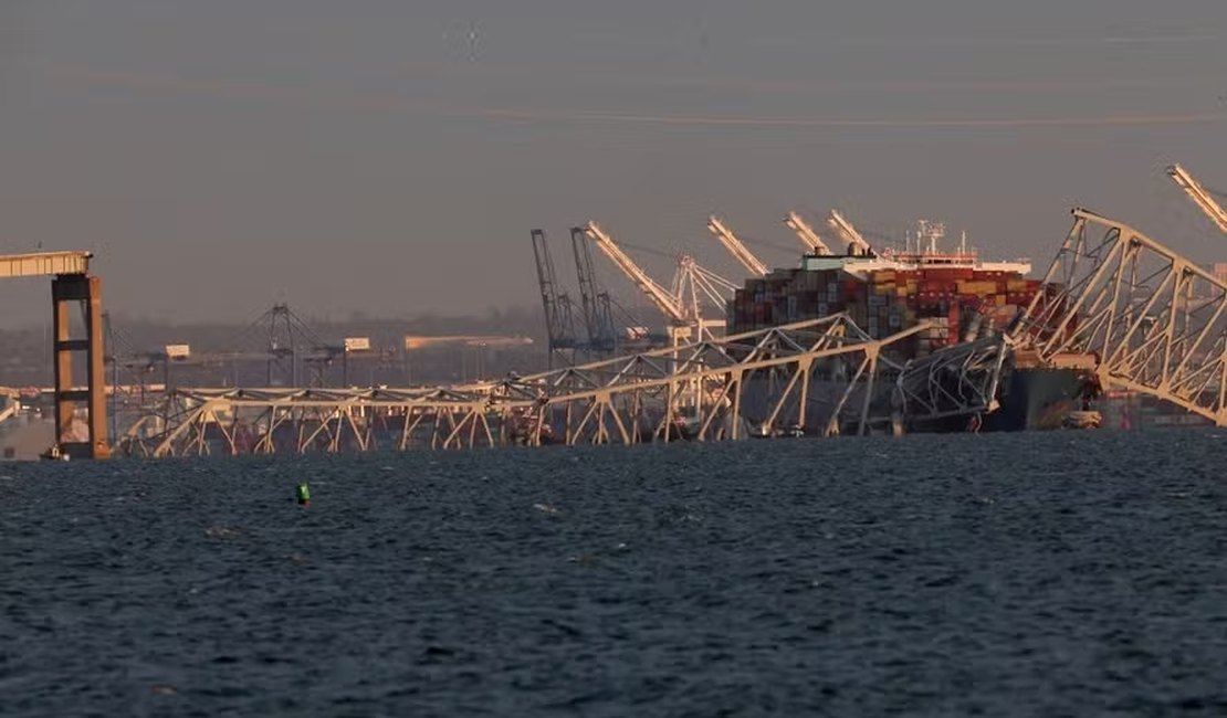 Vídeo: Navio colide com ponte e estrutura desaba nos EUA; duas pessoas foram resgatadas