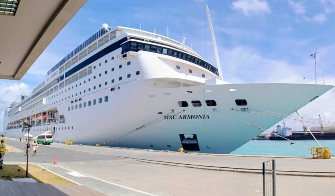 Oito turistas que estavam em cruzeiro recebem atendimento médico após desembarque no Porto de Maceió