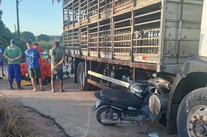 Acidente entre moto e caminhão deixa dois feridos na zona rural de Arapiraca