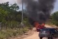 Carro pega fogo em estrada vicinal na zona rural de Delmiro Gouveia