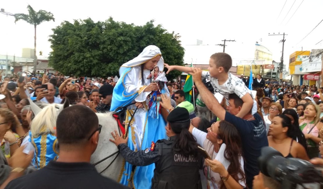 Vídeo. Milhares de arapiraquenses participam de procissão de Nossa Senhora do Bom Conselho