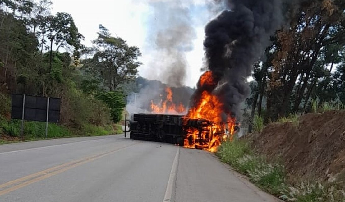 Carreta carregada de biscoitos tomba e pega fogo em São José da Laje