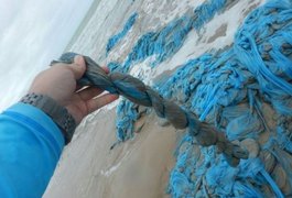 Sacolas entrelaçadas são encontradas às margens da praia de Ipioca