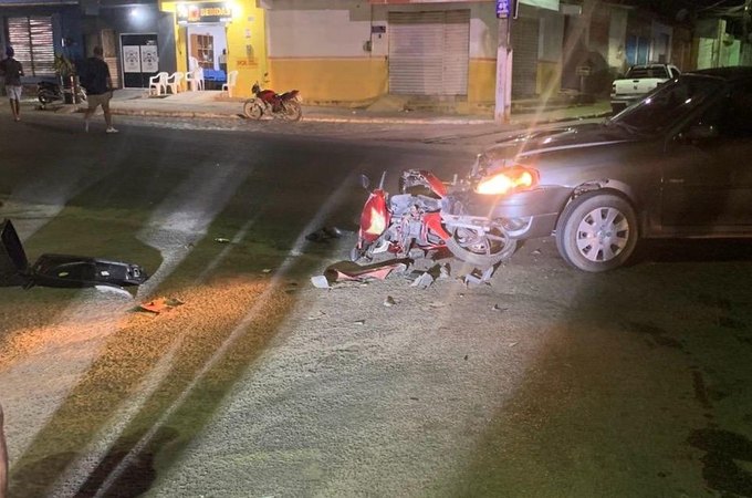 Acidente entre carro e motocicleta é registrado no trevo de São Sebastião
