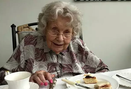 Curada do coronavírus, inglesa de 99 anos comemora comendo doces