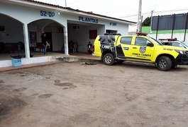Criminosos invadem residência, prendem moradores e roubam pertences, em Arapiraca