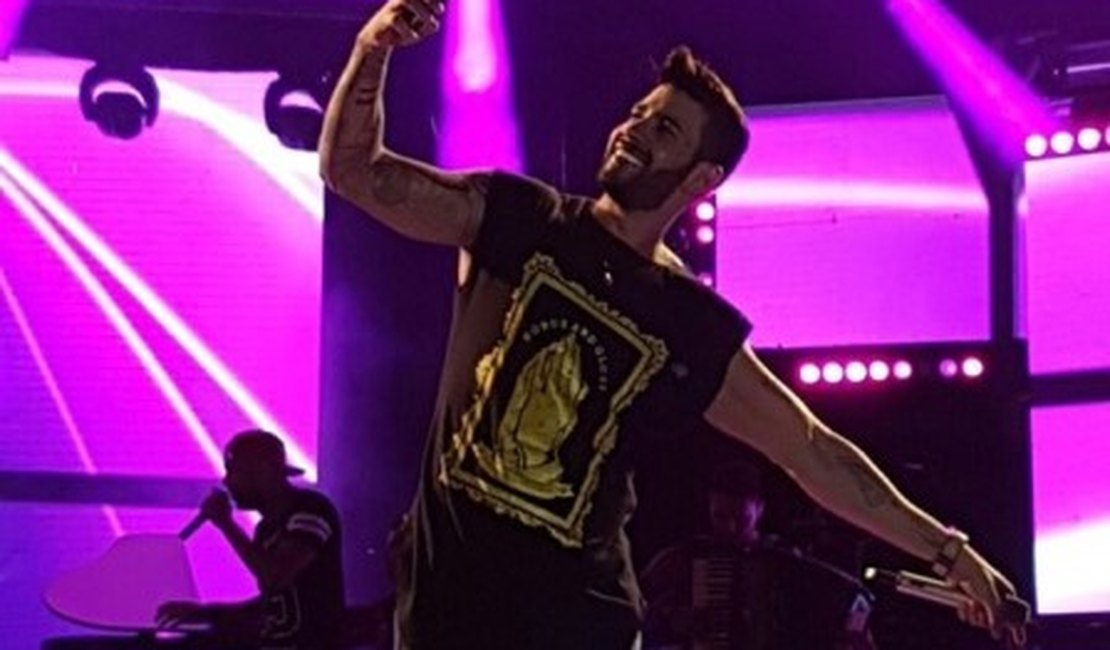 [Vídeo] Gusttavo Lima é atingido por celular em show: 'Que pancada'