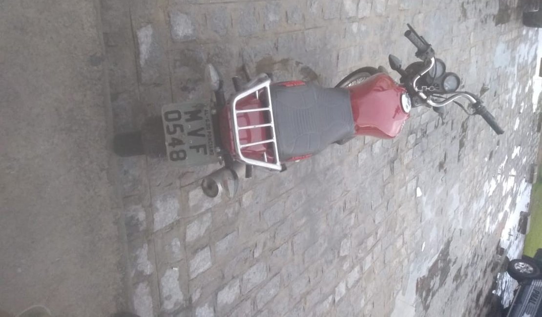 Dupla é presa ao ser flagrada com moto roubada em em Penedo