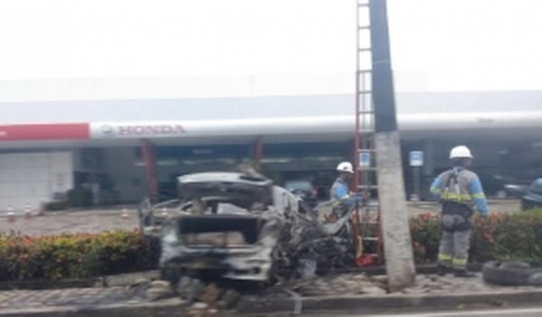 Veículo bate em poste, pega fogo e motorista morre carbonizado