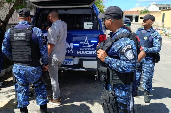 Homem é preso por suspeita de tráfico de drogas na Praça da Faculdade, em Maceió