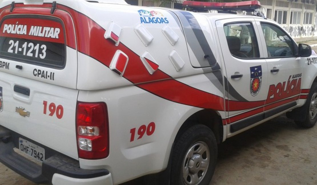 Homem arrasta companheira para o quintal e tenta desferir golpes de machado