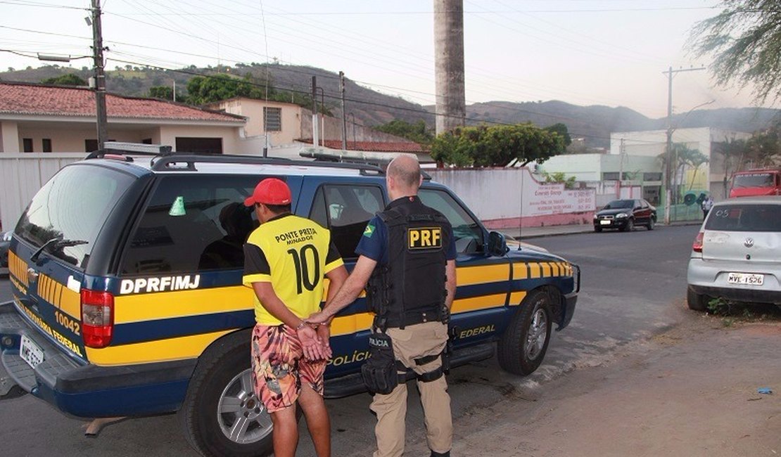 PRF captura foragidos da Justiça de São Paulo e apreende uma arma de fogo