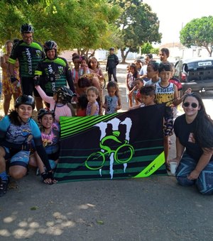 Grupos de ciclistas promovem ação social e entregam presentes para crianças carentes, em Arapiraca