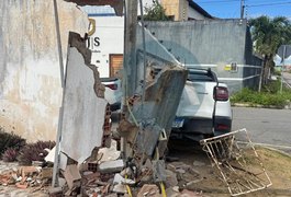 Colisão entre carros termina com veículo atingindo muro de residência em Arapiraca