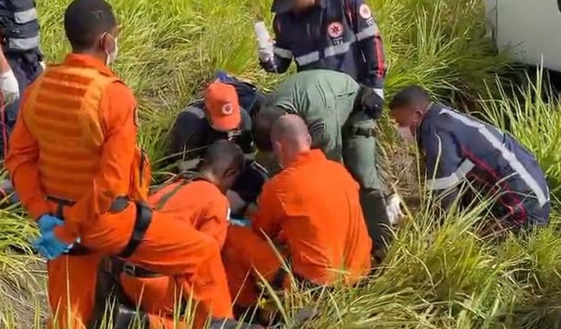 Kombi capota na BR-101, em Messias, e motorista ferido é resgatado em helicóptero