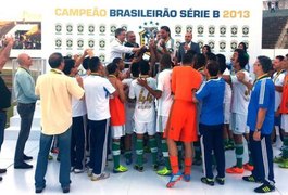 Palmeiras recebe taça de campeão com goleada de 4 a 1