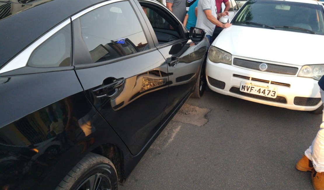 Condutor embriagado trafega na contramão e causa colisão na frente da sede do Progressista, em Arapiraca