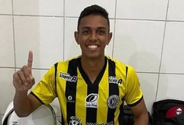 Vídeo. Goleiro do ASA atravessa o campo de joelhos e agradece por estreia no futebol