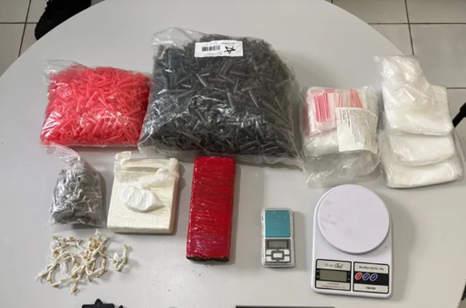 Ação policial resulta em apreensão de mais de 1 kg de drogas no Alto do Cruzeiro; três pessoas foram presas