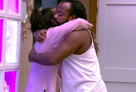 Tereza chora por não estar no casamento do filho e é consolada por Rodrigo