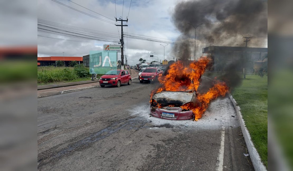 Após casal fazer compras, carro pega fogo na rodovia AL 220 em Arapiraca