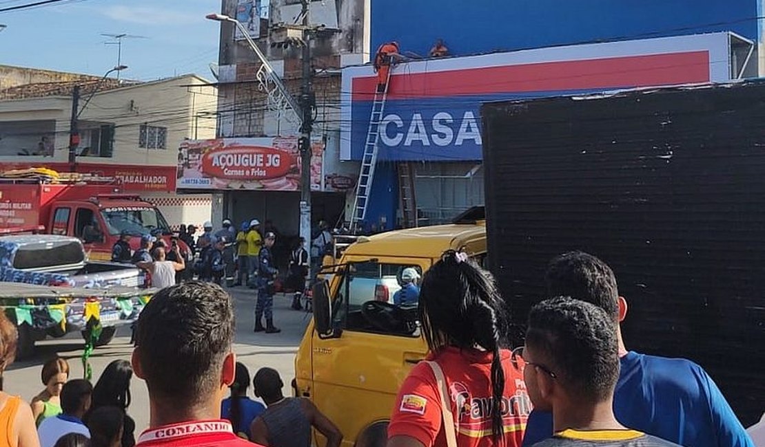 Jovem é resgatado em telhado após sofrer descarga elétrica em Rio Largo