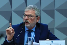 Ex-diretor do INSS nega vínculo político em depoimento à CPI