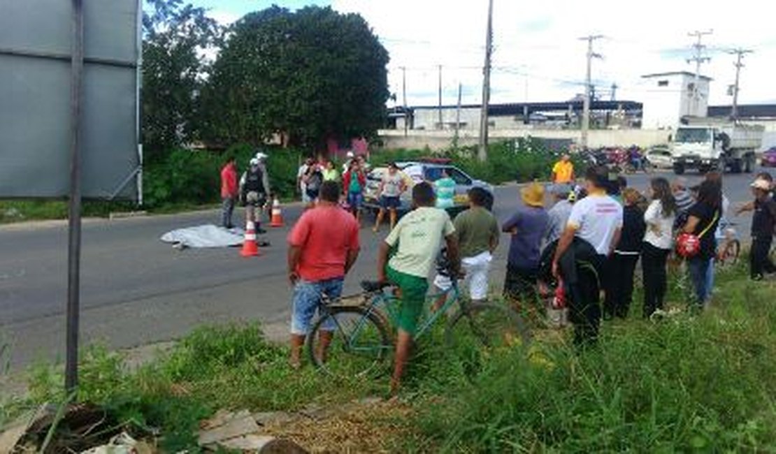 Acidente entre caminhão e motocicleta deixa vítima fatal na AL-220, em Arapiraca