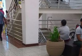 Mulheres reclamam de facilidade de assédio em escada de shopping de Arapiraca