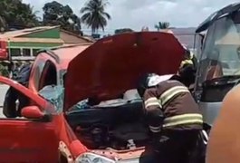 Colisão entre carro e caminhão deixa vítima presa às ferragens em rodovia do Agreste alagoano