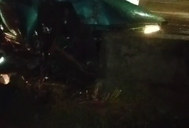 Motorista colide carro contra mureta inacabada na AL-110 e fica preso às ferragens, em Arapiraca