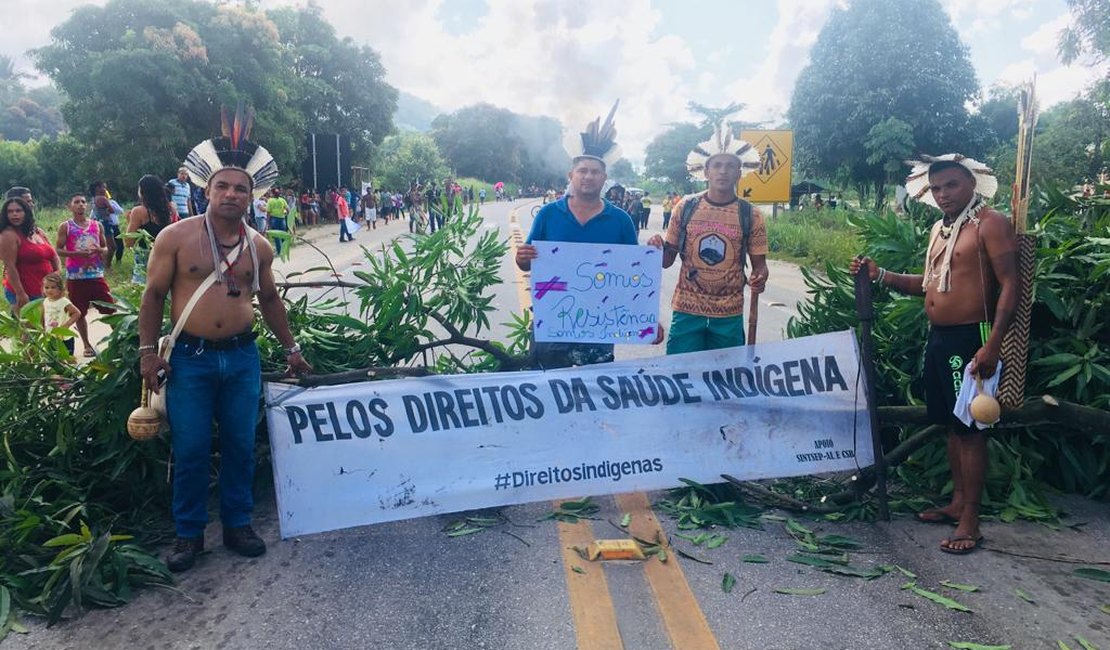 Índios fecham rodovia alagoana contra municipalização da saúde