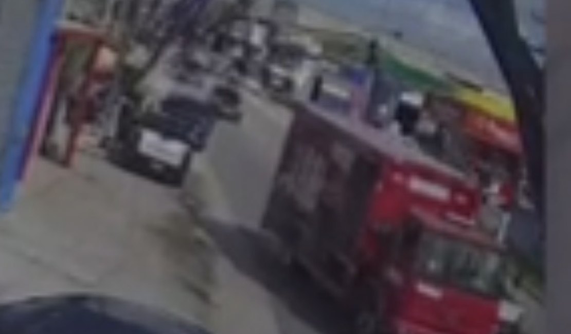 Motociclista vai parar debaixo de caminhão após colisão em rodovia de Penedo