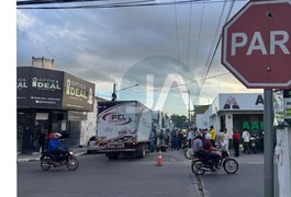 Colisão entre moto e caminhão-baú deixa mulher ferida no Centro de Arapiraca