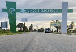 Capotamento deixa pessoa presa às ferragens de veículo em Piaçabuçu