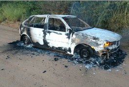 Veículo roubado em Teotônio Vilela é encontrado carbonizado em Arapiraca