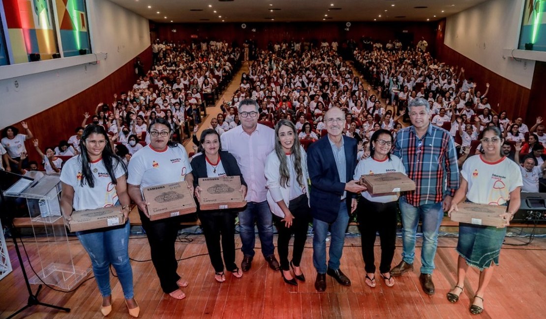 Prefeito Ronaldo Lopes inicia distribuição de 1.900 computadores para professores e estudantes